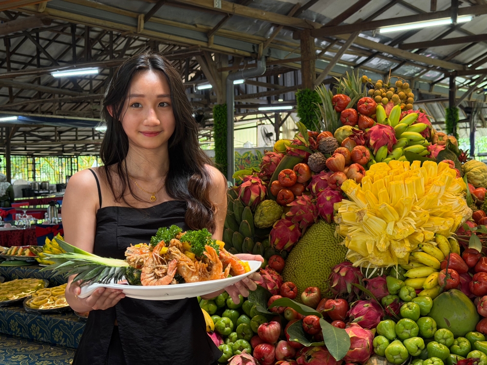 【2026吉隆坡自由行】柔佛景點推薦|迪沙魯水果園 Desaru Fruit Farm;水果Buffet吃到飽、ATV越野探險、小動物互動與騎馬體驗。 - 第2張圖 柔佛景點推薦|迪沙魯水果園 Desaru Fruit Farm