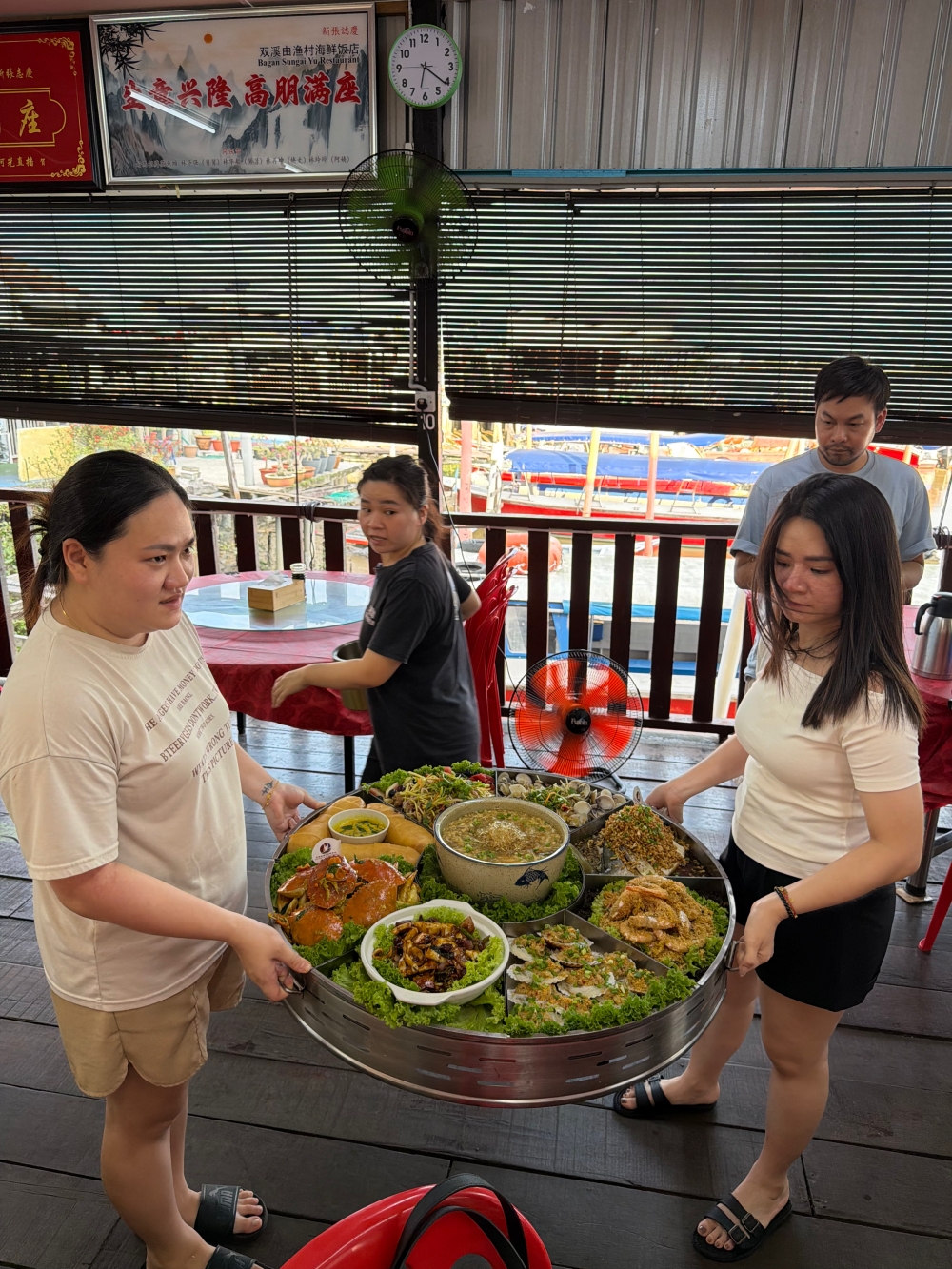 【2026吉隆坡自由行】雪蘭莪體驗活動推薦|餵老鷹、賞螢火蟲、追藍眼淚!吉隆坡近郊最夢幻的紅樹林夜遊與海鮮大餐。 - 第10張圖 Batch IMG