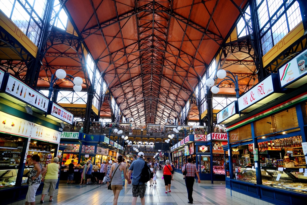 【布達佩斯景點】中央市場 Central Market Hall|搭復古電車去買菜!走進百年市場,體驗最道地的匈牙利日常 - 第4張圖 Central Market Hall/Nagycsarnok