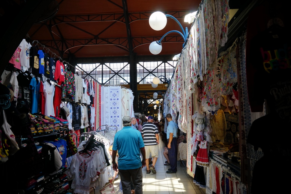 【布達佩斯景點】中央市場 Central Market Hall|搭復古電車去買菜!走進百年市場,體驗最道地的匈牙利日常 - 第6張圖 Central Market Hall/Nagycsarnok