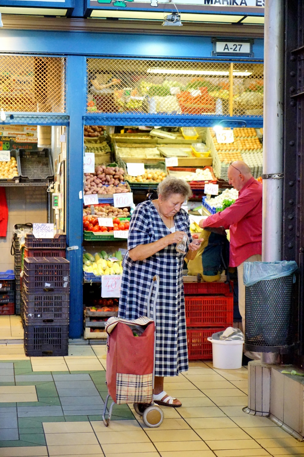 【布達佩斯景點】中央市場 Central Market Hall|搭復古電車去買菜!走進百年市場,體驗最道地的匈牙利日常 - 第8張圖 Central Market Hall/Nagycsarnok