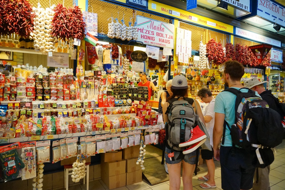 【布達佩斯景點】中央市場 Central Market Hall|搭復古電車去買菜!走進百年市場,體驗最道地的匈牙利日常 - 第9張圖 Central Market Hall/Nagycsarnok