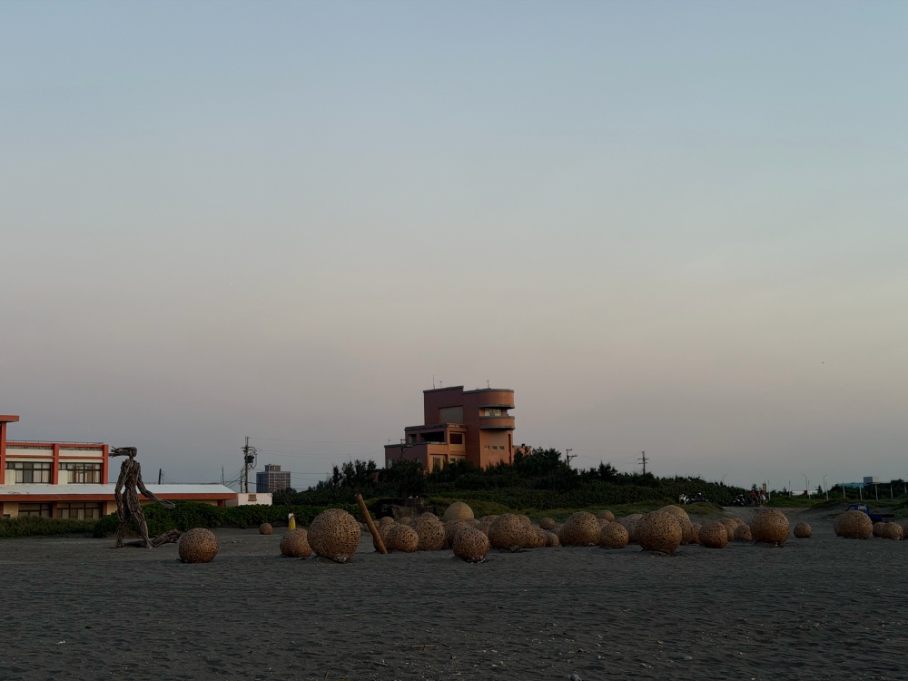 2026桃園地景藝術節|珍珠海岸最美夏日藝術旅行!六大展區一次玩遍,竹圍漁港、永安漁港、新屋石滬、許厝港濕地完整攻略 - 第38張圖 IMG