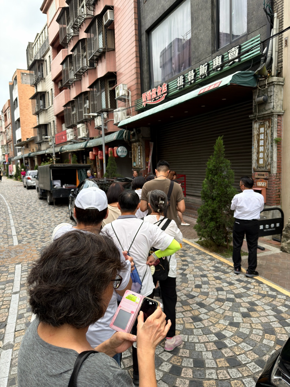 【鶯歌美食】厚道排骨專賣店|捷運三鶯線通車意外發現的人氣排隊名店!復古老屋裡的古早味排骨飯 - 第3張圖 IMG